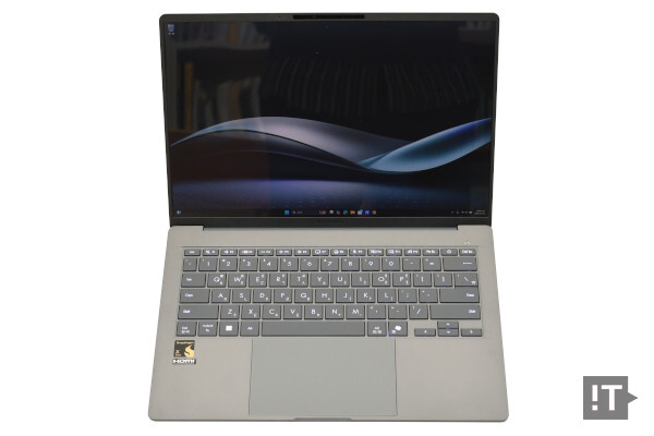 내부 디테일은 기존 ‘젠북’ 시리즈와 비슷하면서도 다르다. / 권용만 기자