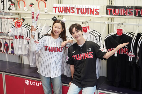 LG유플러스 모델이 스포츠 굿즈 전문 매장으로 새단장한 일상의틈 잠실새내 직영점에서 LG트윈스 콜라보 굿즈를 소개하고 있다. / LG유플러스