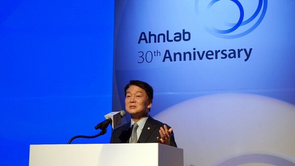 안철수 안랩 창업자가 14일 경기창조경제혁신센터에서 열린 창립 30주년 기념식에서 말하고 있다. /  안랩