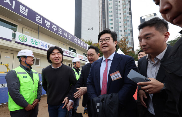 지난해 서울 서대문구 북가좌동에서 열린 김병주 도서관 착공식에 참석한 김병주 MBK파트너스 회장/뉴스1