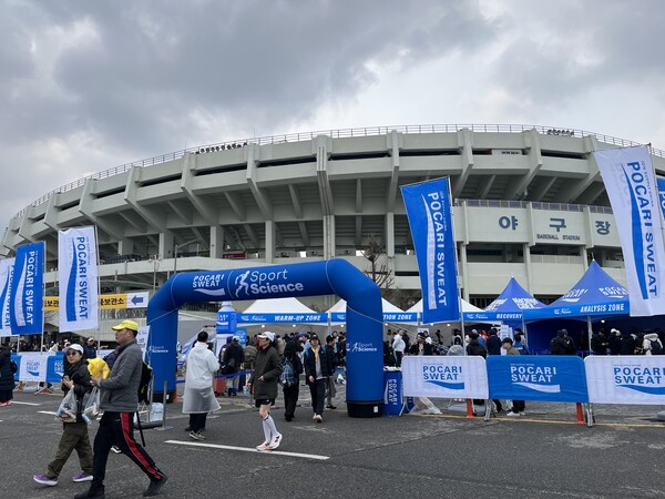 포카리스웨트가 지난 16일 서울 도심에서 열린 ‘2025 서울마라톤 겸 제95회 동아마라톤’에서 공식음료로 활약했다. /동아오츠카