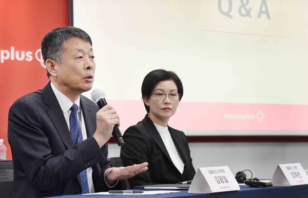 김광일 MBK파트너스 부회장이자 홈플러스 대표(왼쪽)가 기자회견에서 질의에 대답하고 있다. / 홈플러스