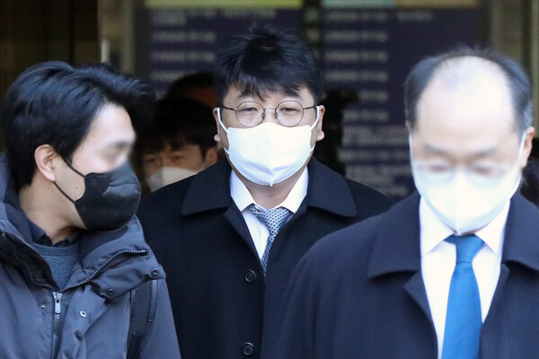 1100억원대 사기 혐의로 재판에 넘겨진 이정훈 전 빗썸홀딩스·빗썸코리아 이사회 의장이 1심 선고공판에서 무죄를 선고 받은 뒤 법원을 나서고 있다. / 사진 = 뉴스1