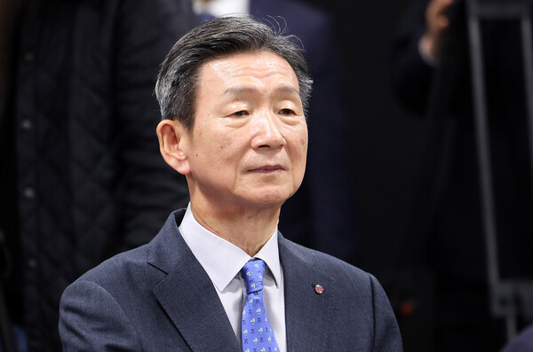 황현식 LG유플러스 대표가 2024년 11월 13일 서울 중구 대한상공회의소에서 열린 과기정통부-통신사 최고경영자(CEO) 간담회에 참석해 유상임 과학기술정보통신부 장관의 모두 발언을 경청하고 있다. / 뉴스1