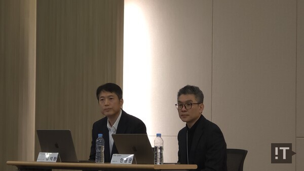 김석환 위믹스 싱가포르 대표(왼쪽)와 안용운 위메이드 최고기술책임자(CTO)가 17일 경기도 성남시 판교 한컴타워에서 열린 위믹스 탈취 관련 기자회견에서 질문을 듣고 있다. / 변인호 기자