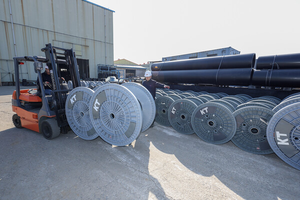 KT 직원이 경기도 김포시에 위치한 아시아플라텍 공장에서 제조된 친환경 보빈을 점검하고 있다. / KT