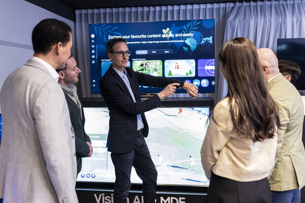 독일 프랑크푸르트 '2025 유럽 테크세미나'에서 참석자들이 '비전 AI' 기반의 AI 시청 경험을 체험하고 있다. / 삼성전자