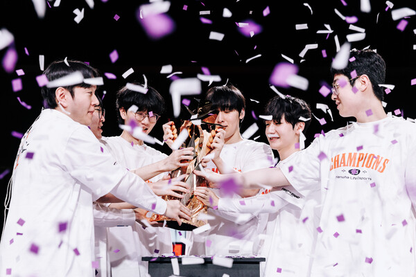 한화생명e스포츠가 2025 퍼스트 스탠드 우승컵을 들어올리고 있다. / 라이엇 게임즈