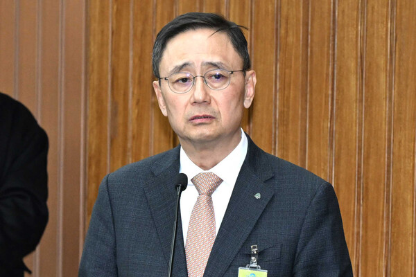 금정호 신영증권 사장은 18일 국회 정무위원회 긴급 현안질의에 증인으로 출석해 홈플러스가 신용등급 강등 직후 기업회생 절차를 신청한 데 대해 “그런 사례는 없는 것으로 안다”고 지적했다. 금 사장은 이날 현안질의에 답변하고 있다. / 뉴스1