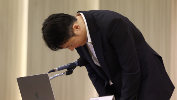 김석환 위믹스 재단 대표가 17일 경기 성남시 분당구 판교 한컴타워에서 열린 위믹스 가상화폐 해킹 피해 관련 긴급 간담회에서 고개 숙여 사과하고 있다./ 조선DB