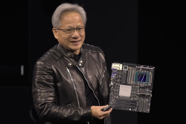 젠슨 황 CEO가 ‘DGX 스테이션’ 메인보드를 소개하고 있다. / 엔비디아 영상 갈무리