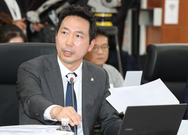 이정헌 더불어민주당 위원이 2024년 10월 17일 대전 한국과학기술원(KAIST)에서 열린 국회 과학기술정보방송통신위원회 국정감사에서 질의하고 있다. / 뉴스1