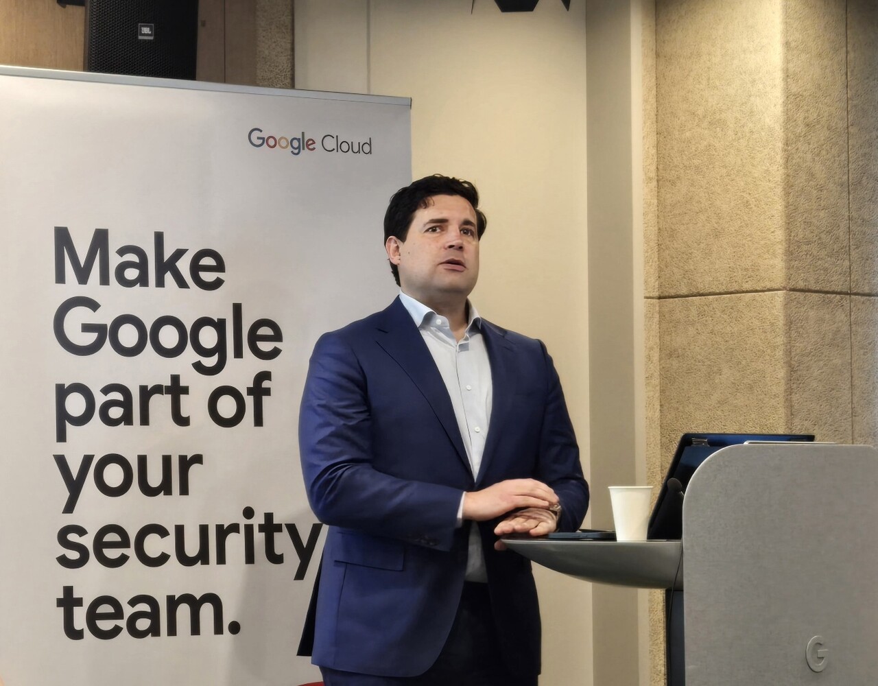 루크 맥나마라 구글 위협 인텔리전스 그룹 부수석 애널리스트가 19일 열린 구글 클라우드 시큐리티 데이 미디어 브리핑에서 발표하고 있다. / 홍주연 기자