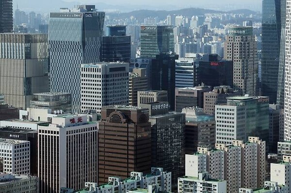 18일까지 사업보고서를 제출한 증권사 15곳(NH·삼성·하나·키움·대신·교보·한화·유안타·BNK·우리·유진·DB·다올·유화·상상인)에서 지난해 연봉 5억원 이상 받은 직원(임원 및 전직 회장 미포함 기준)은 총 34명으로 집계됐다.  서울 영등포구 여의도 63빌딩에서 바라본 여의도 증권가. / 뉴스1