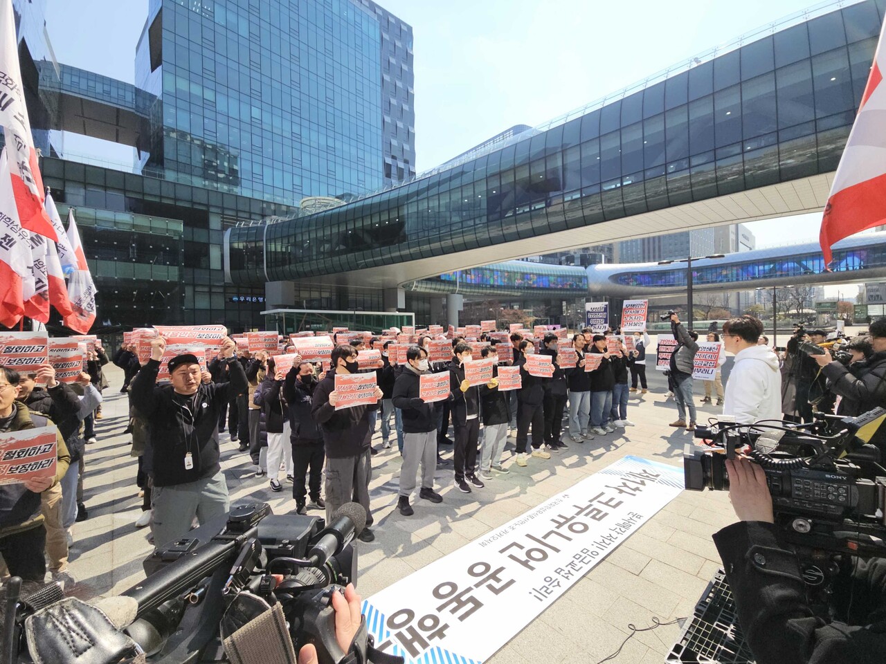 카카오 노조는 19일 오전 경기 성남시 카카오 판교 아지트 앞에서 기자회견을 열었다. / 크루유니언