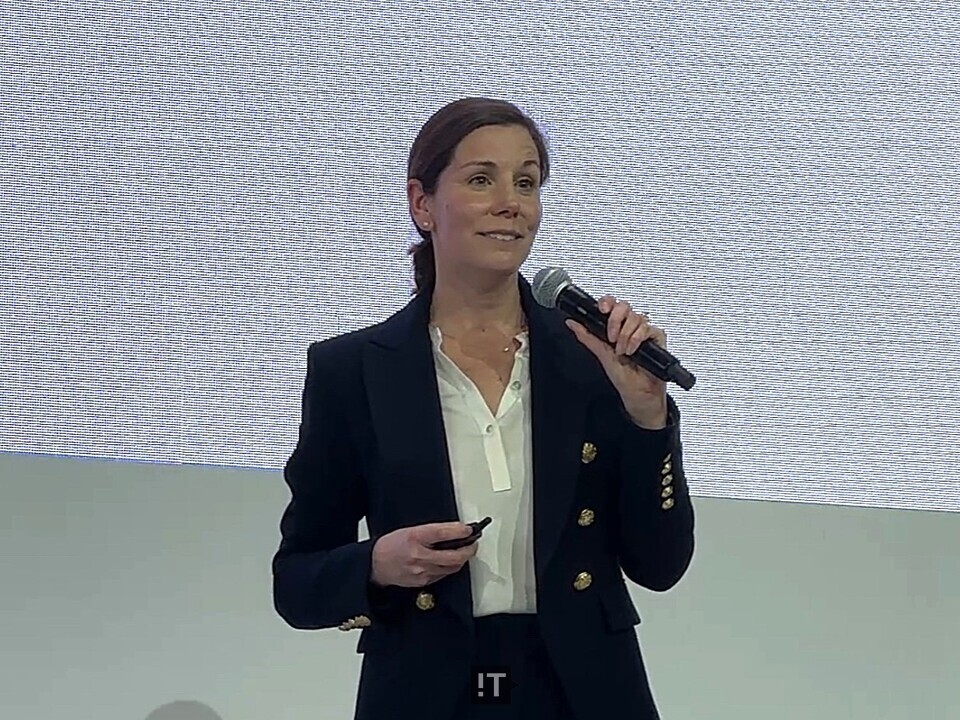 케이트 얼 젠슨 앤트로픽 매출 총괄 책임자(Head of Revenue)가 19일 오후 서울 송파구 시그니엘 서울에서 열린 ‘앤트로픽 코리아 빌더 서밋’에서 인사하고 있다. / 김경아 기자