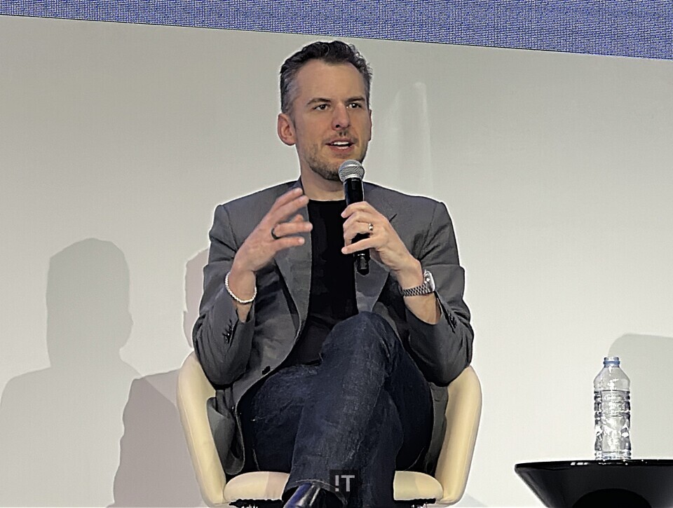 마이크 크리거 앤트로픽 최고제품책임자(CPO)가 19일 오후 서울 송파구 시그니엘 서울에서 열린 ‘앤트로픽 코리아 빌더 서밋’에서 질문에 답하고 있다. / 김경아 기자