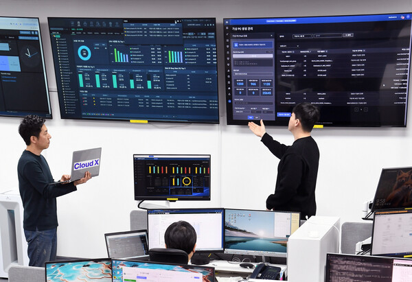 서울 송파구의 클라우드 X 통합기술지원센터에서 SK브로드밴드 직원들이 모니터링하고 있다. / SK브로드밴드