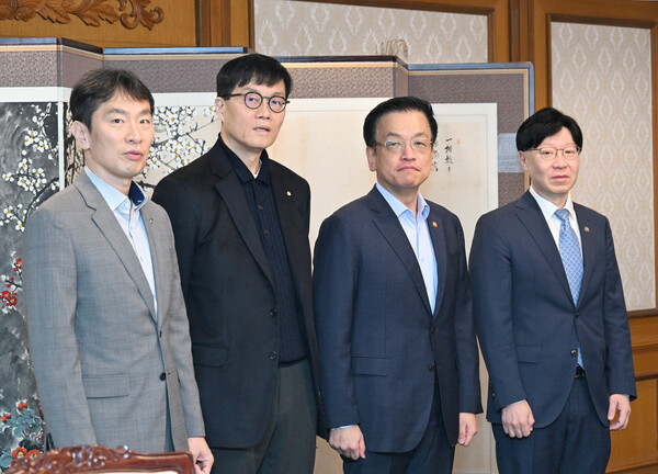 최상목 대통령 권한대행 부총리 겸 기획재정부 장관이 20일 서울 종로구 정부서울청사에서 열린 '거시경제·금융현안 간담회'에 앞서 참석자들과 함께 기념촬영을 하고 있다. 왼쪽부터 이복현 금융감독원장, 이창용 한국은행 총재, 최상목 대통령 권한대행, 김소영 금융위원회 부위원장./기획재정부 
