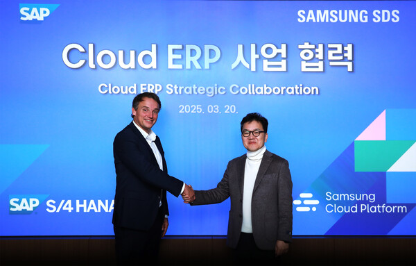 삼성SDS 이준희 대표이사(오른쪽)와 SAP 크리스티안 클라인(Christian Klein) CEO(왼쪽)가 20일 클라우드 ERP 사업 확대를 공동 추진하기로 합의했다. / 삼성SDS