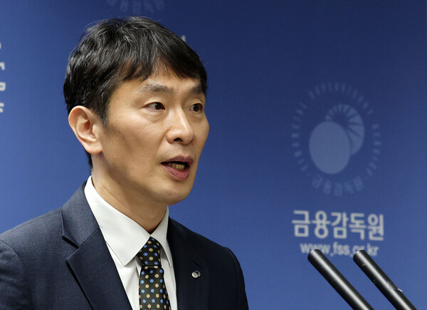 금융감독원은 20일 미국 연방공개시장위원회(FOMC) 종료 후 이복현(사진) 금감원장 주재로 금융상황 점검회의를 열고 국내 금융시장 영향을 점검했다. 19일 이 원장이 현안 관련 기자간담회에서 발언하고 있다. / 뉴스1