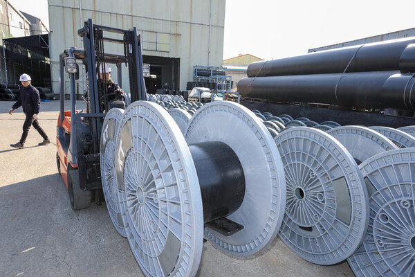 KT 직원이 경기도 김포시에 위치한 아시아플라텍 공장에서 제조된 친환경 보빈을 점검하고 있다. / KT