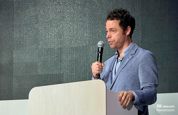 에릭 데이비스 SK텔레콤 인공지능(AI) 테크(Tech) 콜라보레이션(Collaboration) 본부장이 3월 19일 서울에서 열린 ‘앤트로픽 코리아 빌더 서밋(Anthropic Korea Builder Summit)’에서 말하고 있다. / SK텔레콤 뉴스룸