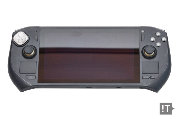 전형적인 ‘게이밍 UMPC’의 형상을 갖춘 조텍 게이밍 존 / 권용만 기자