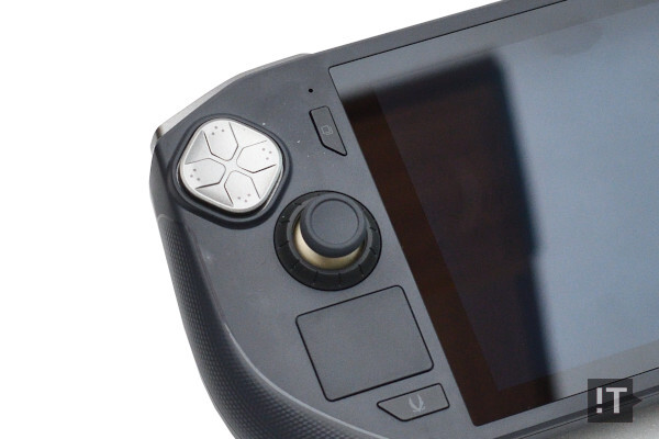 조텍 게이밍 존은 여러 모로 개성적인 컨트롤러 구성을 갖추고 있다. / 권용만 기자