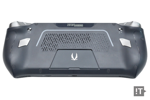 제품 후면에는 트리거 모드 전환 스위치와 매크로 버튼이 눈에 띈다. / 권용만 기자