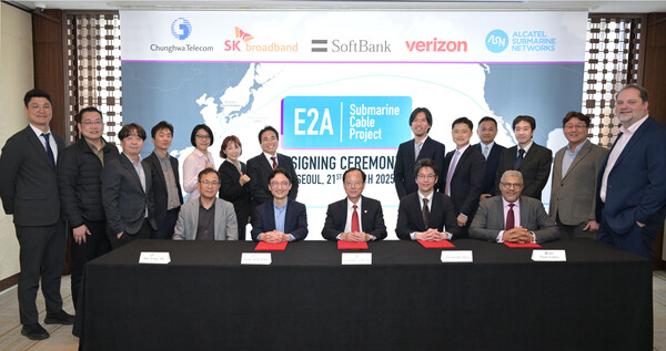 하민용(맨 왼쪽) SK브로드밴드 AI DC사업부장과 조정민(왼쪽에서 두 번째) AI DC기획본부장 등 참석자들이 기념 촬영을 진행하고 있다. / SK브로드밴드