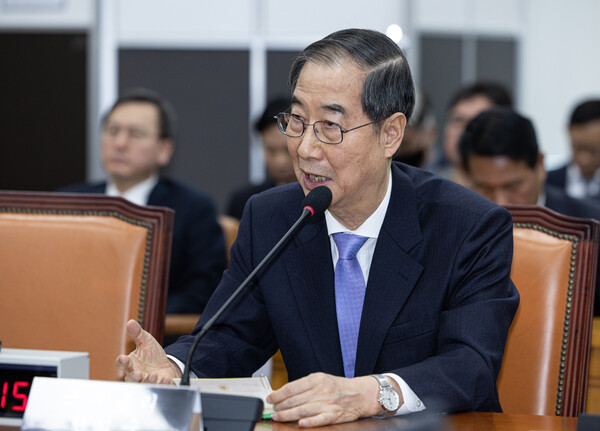 한덕수 국무총리가 2월 25일 오전 서울 여의도 국회에서 열린 윤석열 정부의 비상계엄 선포를 통한 내란 혐의 진상규명 국정조사 제5차 청문회에서 의원 질의에 답변하고 있다. / 뉴스1