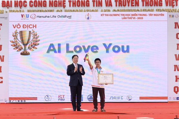 홍정표 한화생명 커뮤니케이션 실장(사진 좌측)이 인공지능(AI) 트랙 우승팀에게 상장과 트로피를 전달하고 있다 / 한화생명