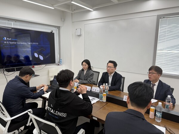 신영규(뒷줄 가운데) 방송통신위원회 방송통신이용자정책국장이 24일 서울 서초구의 가상융합세계(메타버스) 전문기업 ‘피앤씨솔루션’을 방문해 말하고 있다. / 방송통신위원회