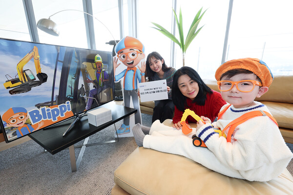 모델들이 지니 TV 키즈랜드에서 공개된 블리피 시리즈를 소개하고 있다. / KT