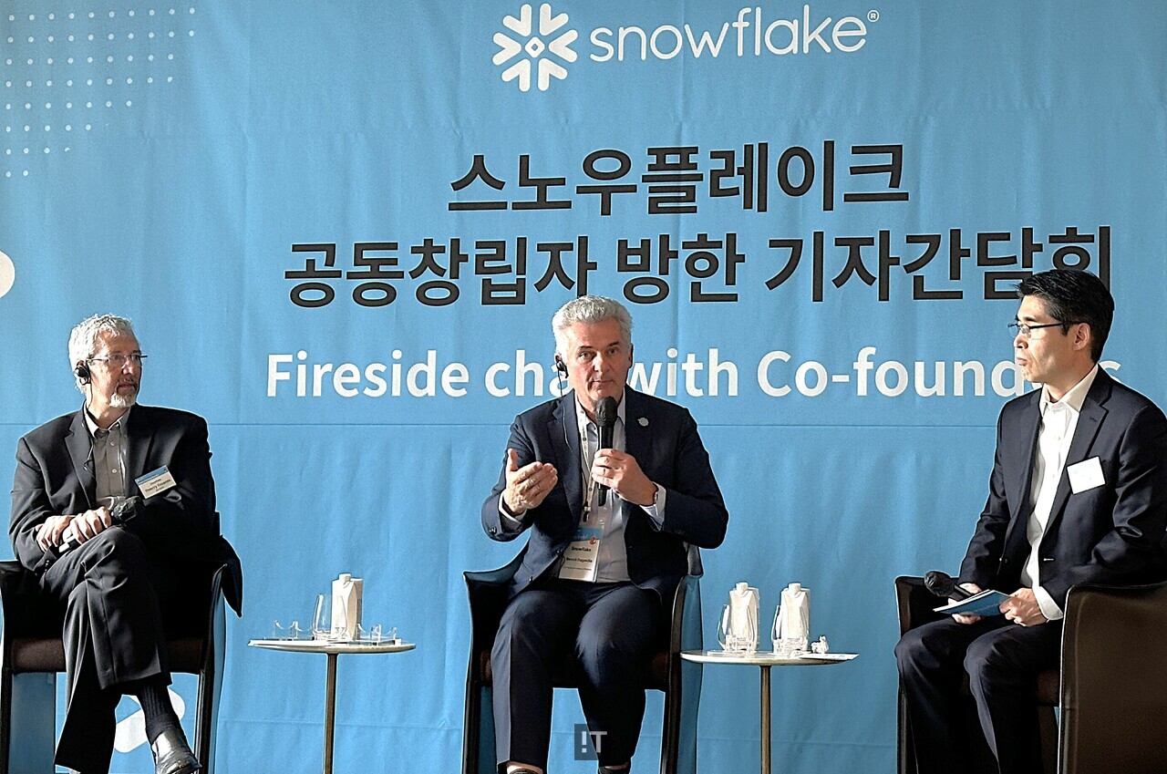 (왼쪽부터) 스노우플레이크의 공동창립자인 티에리 크루아네스 전 최고기술책임자와 베누아 다쥬빌 제품 부문 사장, 최기영 스노우플레이크 코리아 지사장이 25일 서울 광화문 포시즌스호텔에서 열린 기자간담회에서 답변하고 있다. / 김경아 기자