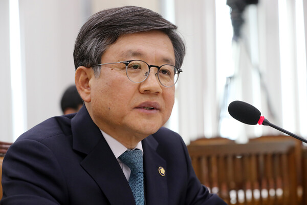 김창보 당시 중앙선거관리위원회 위원 후보자가 2019년 3월 18일 서울 여의도 국회 행정안전위원회에서 열린 인사청문회에서 의원 질의에 답변하고 있다. / 뉴스1