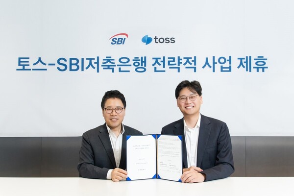SBI저축은행과 토스(비바리퍼블리카)가 지난 25일 토스 본사에서 전략적 MOU를 체결했다.  (왼쪽부터) SBI저축은행 김문석 대표, 토스 이승건 대표/SBI저축은행