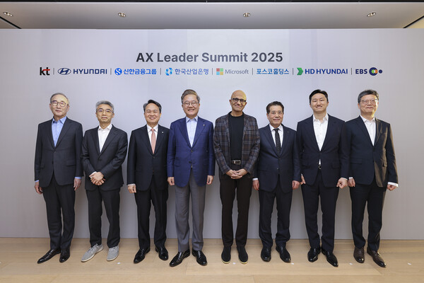 KT와 마이크로소프트가 25일 KT 광화문 사옥에서 주요 대기업 경영 리더들과 함께 하는 ‘AX 리더 써밋’을 주최했다. 사진 왼쪽부터 김영섭 KT 대표, 송창현 현대자동차그룹 사장, 진옥동 신한금융지주 회장, 강석훈 한국산업은행 회장, 사티아 나델라 마이크로소프트 최고경영자(CEO) 겸 이사회 의장, 장인화 포스코그룹 회장, 정기선 HD현대 수석부회장, 김유열 EBS 사장. / KT
