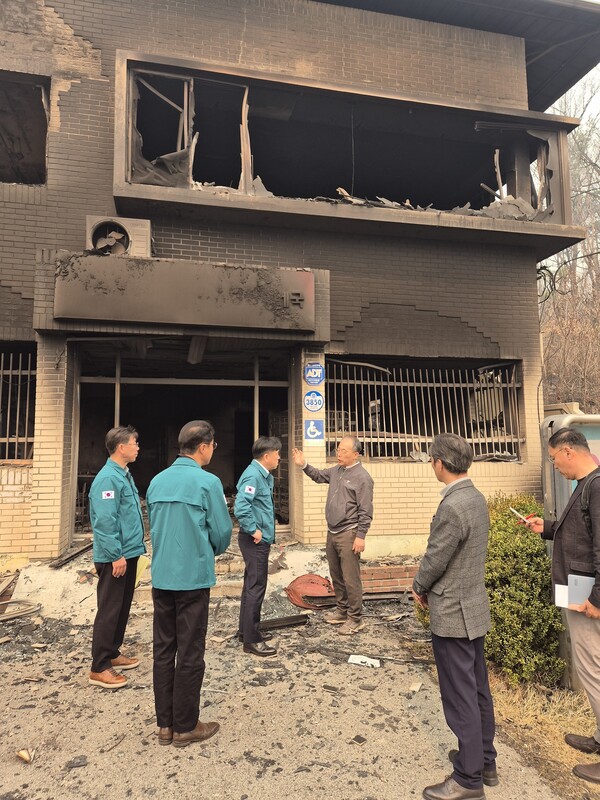 강도현(왼쪽에서 세 번째) 과학기술정보통신부 제2차관이 26일 오전 화재로 소실된 안동남선우체국을 찾아 우체국 관계자들을 위로하고 피해 현황을 점검하고 있다. / 우정사업본부