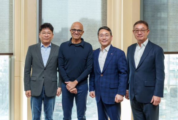 왼쪽부터 김동명 LG에너지솔루션 대표 , 사티아 나델라 MS 회장, 조주완 LG전자 CEO, 현신균 LG CNS 사장이 26일 서울 서초구 aT센터에서 개최된 'MS AI 투어'에서 만나 기념촬영을 하고 있다. / 조주완 LG전자 사장 SNS