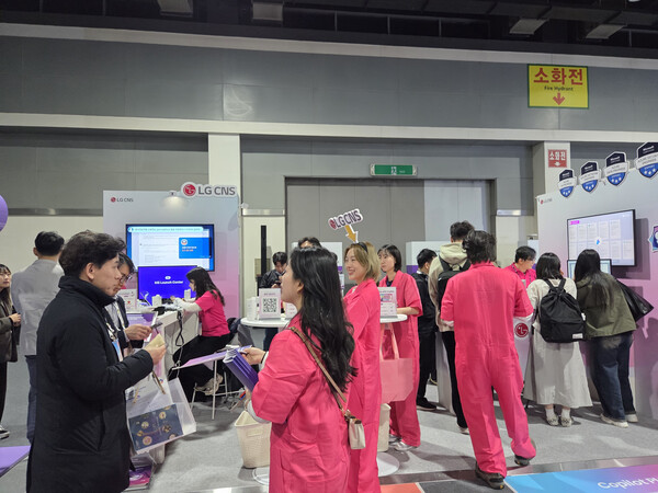 LG CNS가 26일 양재 aT센터에서 열린 ‘마이크로소프트 AI 투어 인 서울에서 부스를 마련해 마이크로소프트와의 협력을 강화하며 생성형 AI 기반 혁신 사례를 공개했다. / 이선율 기자