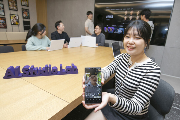 KT 인공지능(AI) 스튜디오 랩 직원들이 ‘신병 3’의 AI 마케팅 영상 제작 도입 방안에 대해 논의하고 있다. / KT