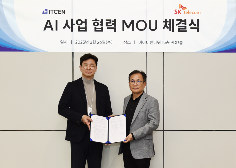 강진모 아이티센 회장(왼쪽)과 하민용 SK텔레콤 부사장이 MOU 체결 후 기념촬영을 하고 있다. / 아이티센