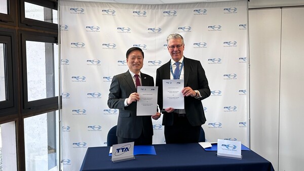손승현(왼쪽) 한국정보통신기술협회(TTA) 회장과 얀 엘스버거 유럽전기통신표준화기구(ETSI) 사무총장이 3월 25일(현지시각) 업무협약 체결 후 기념 촬영을 하고 있다. / 한국정보통신기술협회(TTA)