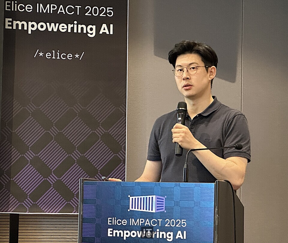 김재원 엘리스그룹 최고경영자(CEO)가 서울 보코호텔강남에서 열린 ‘엘리스 임팩트(Elice IMPACT) 2025 간담회’에서 발표하고 있다. / 김경아 기자