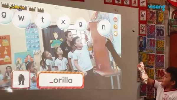 파라과이 학교에서 학생들이 챌린지를 활용한 영어 수업에 참여하고 있다. / 비상교육