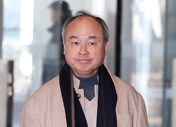 손정의 소프트뱅크그룹 회장이 이재용 삼성전자 회장과 샘 올트먼 오픈AI 최고경영자(CEO)와의 회동을 위해 2월 4일 서울 서초구 삼성전자 사옥에 도착한 모습. / 뉴스1