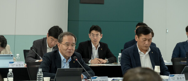 농협금융은 27일, 서울 중구 소재 본사에서 2025년 제1차 농협금융 고객전략협의회와 시너지추진협의회를 통합 개최했다. 이찬우 회장(앞줄에서 왼쪽)이 회의를 주재하고 있다./농협금융