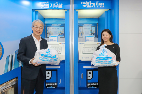 임종룡 우리금융지주 회장(왼쪽)과 고객 대표가 굿윌기부함에 첫 기부를 했다. / 우리금융